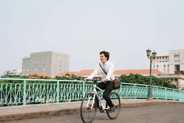 Образ Жизни Транспорт Концепция Людей Молодой Человек Наушниками Велосипеде Улице — стоковое фото