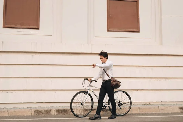 Молодой Красивый Парень Велосипедом Улице Смотрит Часы — стоковое фото