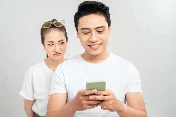 Vreemdgaan Man Dating Online Met Een Smart Phone Vriendin Bespioneren — Stockfoto