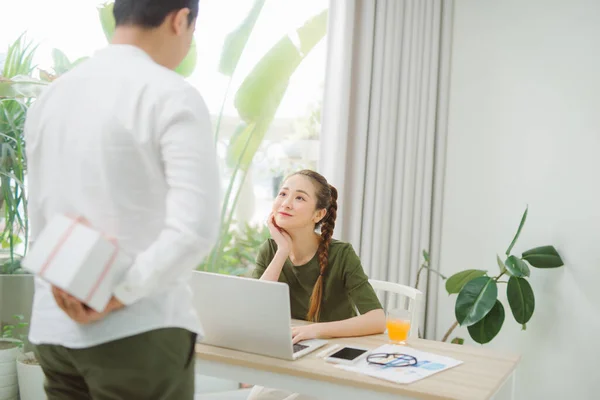 Tijd Voor Man Collega Wenst Gelukkige Verjaardag Het Ambt — Stockfoto