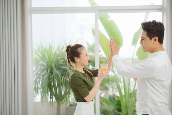 Situatie Functie Twee Werknemers Geven Hoge Vijf — Stockfoto