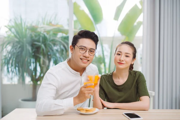 Feliz Jovem Asiático Casal Fazendo Orgânico Bebida Juntos — Fotografia de Stock