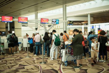 Singapur - Haziran 2019: Varışta pasaport kontrolünde kuyruğa giren insanlar, Changi havaalanı, Singapur