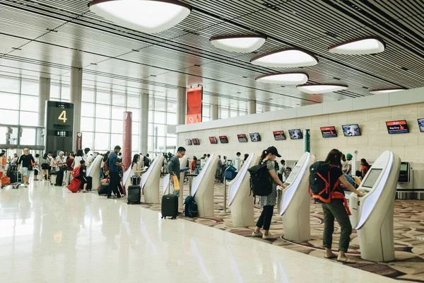 Сингапур Июнь 2019 Года Путешественник Киоске Самостоятельной Регистрации Терминале Сингапур — стоковое фото