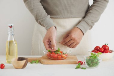 Domatesli taze lezzetli salata. Taze yeşil salata yapmak