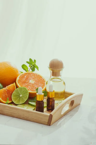 Cosmetici Biologici Con Estratti Vegetali Limone Arancia Menta Fondo Brillante — Foto Stock