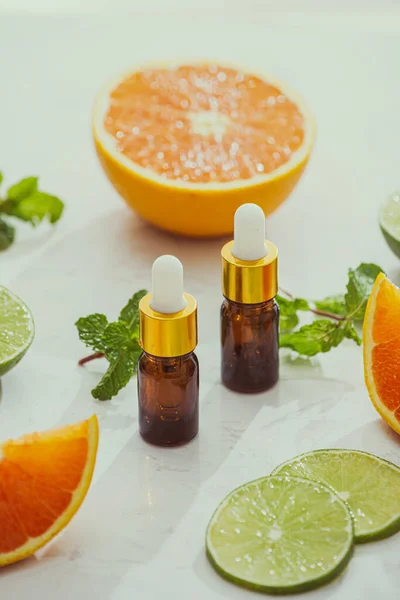 Cosméticos Orgânicos Com Extratos Ervas Limão Laranja Hortelã Fundo Brilhante — Fotografia de Stock