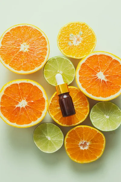 Frasco Castanho Com Limão Laranja Tangerina Vitamina Sobre Fundo Branco — Fotografia de Stock