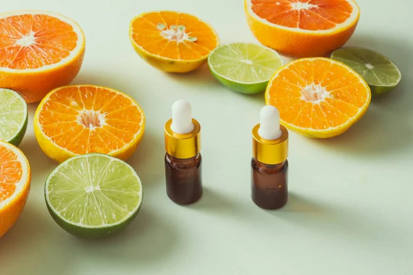 Botella Marrón Con Limón Naranja Mandarina Vitamina Sobre Fondo Blanco —  Fotos de Stock