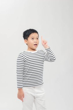 Parmak hareketiyle işaret eden, beyaz arka planda izole edilmiş sevimli bir çocuğun portresi.