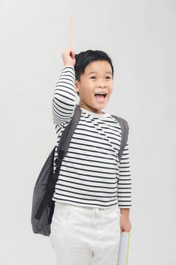 Yakışıklı öğrencinin portresi kalemi yukarı kaldırır, el kol hareketi yapar ya da bir numaralı hareketi yapar.