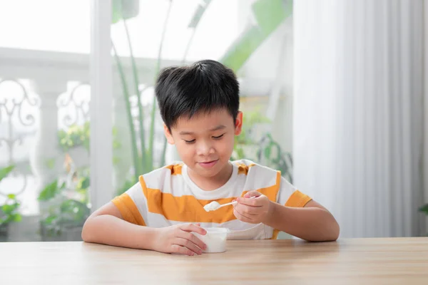 Lindo Colegial Comiendo Yogur Para Desayuno —  Fotos de Stock