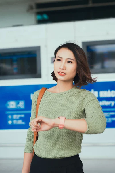 Elegant Woman Setting Her Watch Standing Airport — Stock Photo, Image