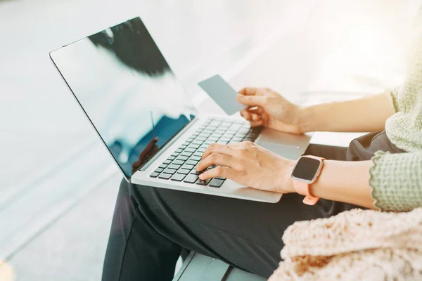 Young Woman Using Credit Card Pay Online Her Laptop Airport — Stock Photo, Image