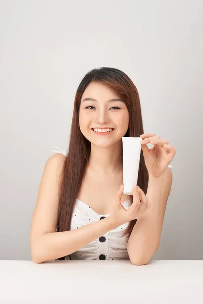 Mujer Asiática Modelo Presente Mostrando Cosmética Maquillaje Paquete Productos Vacío — Foto de Stock