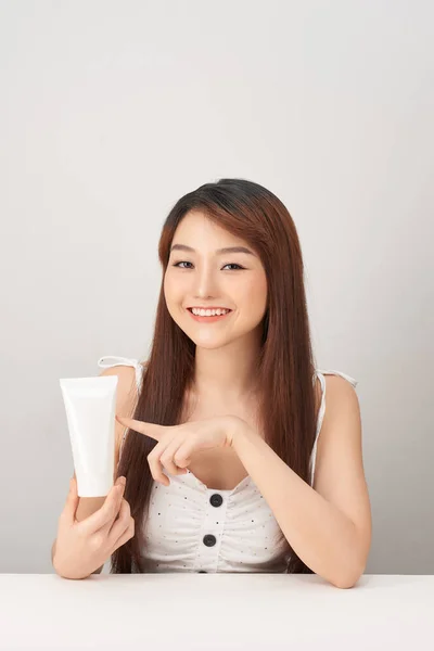 Retrato Bela Mulher Asiática Mostrando Produto Com Plástico Tubo Cosmético — Fotografia de Stock