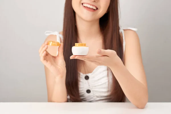 Hermosa Mujer Mostrando Tratamiento Crema Cosmética Sobre Fondo Blanco —  Fotos de Stock