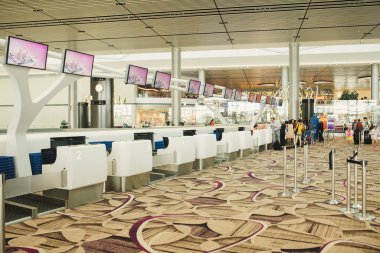 Kalabalık kontrol engelleri olan bir havaalanının genel kontrol alanı.