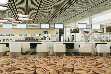 Havaalanı terminalindeki kayıt masaları 