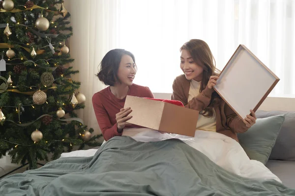 Két Csinos Nővér Együtt Ünnepli Karácsonyt Újévi Mellett Ülve Ünnepi — Stock Fotó