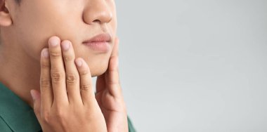 Tatmin olmuş yakışıklı bir adamın sabah tıraş olduktan sonra tıraşsız, pürüzsüz, yumuşak teniyle dokunuşunun yakın portresi.,