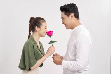 Yakışıklı bir adam Rose 'u sürpriz kız arkadaşına veriyor..