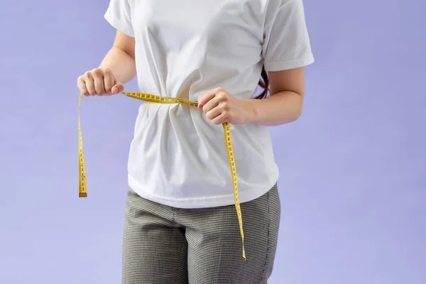 Apto Menina Fitness Medindo Sua Cintura Com Fita Métrica Violeta — Fotografia de Stock