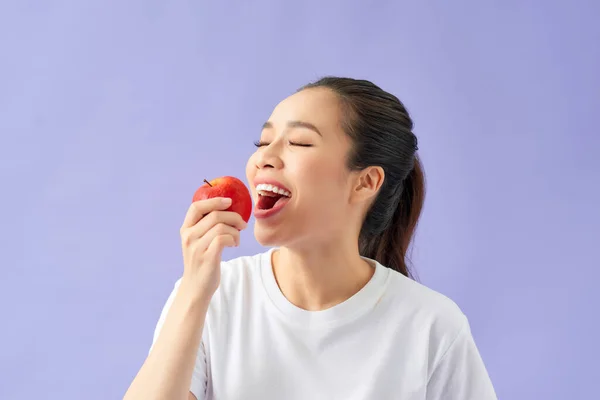 Smal Kvinna Med Måttband Och Äpple Violett Bakgrund — Stockfoto