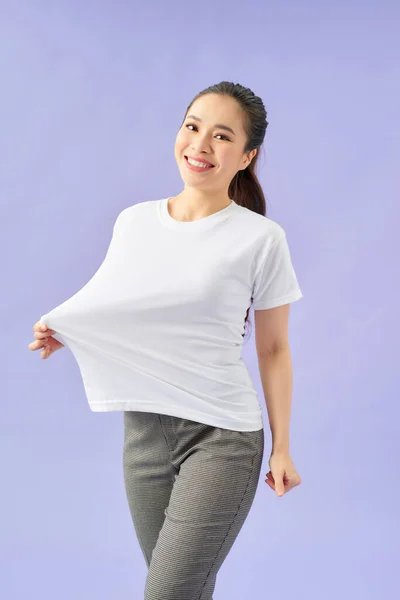 Vestindo Shirt Grande Velho Mostrando Seus Resultados Dieta Fundo Roxo — Fotografia de Stock