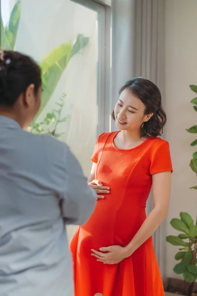 Γιατρός Μιλάει Έγκυο Γυναίκα Και Δίνει Εξηγήσεις Της Απομονωμένη Κοντά — Φωτογραφία Αρχείου