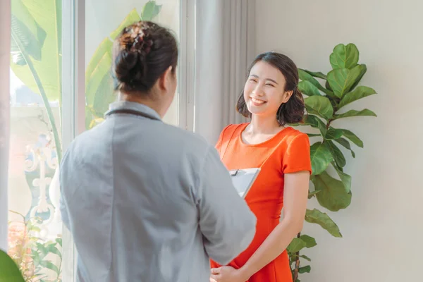 Doctor Talking Pregnant Woman Giving Her Explications Isolated Window — Stock Photo, Image