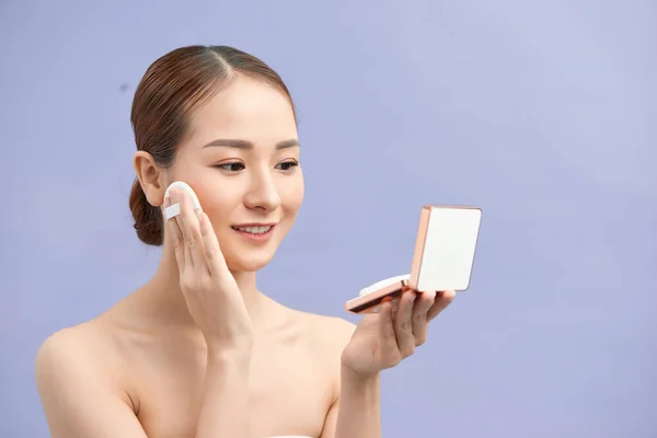 Mujer Encantadora Aplicando Polvo Cara Con Aplicación Cosmética —  Fotos de Stock