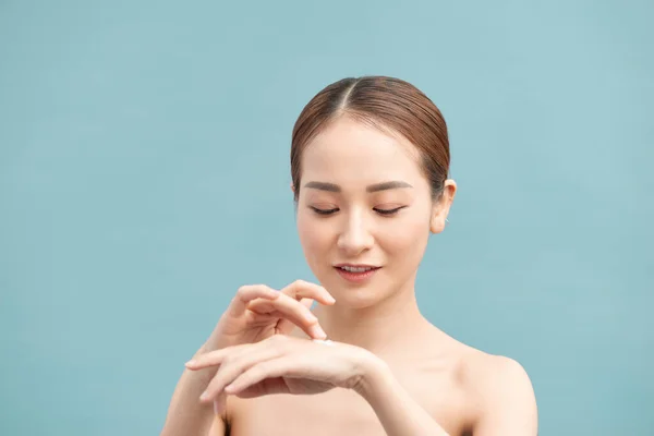 Mujer Feliz Hidratante Manos Piel Con Crema Hidratante Sobre Fondo — Foto de Stock