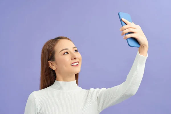 Vacker Flicka Som Tar Selfie — Stockfoto