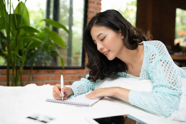 Hermosa Joven Mujer Asiática Acostada Cama Escribiendo Diario — Foto de Stock