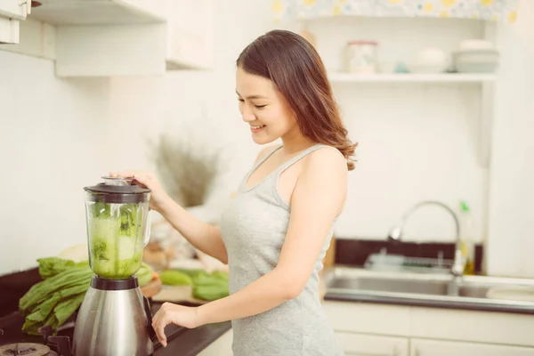 Mujer Feliz Mezcla Verduras Verdes Licuadora Mientras Prepara Cóctel Energético —  Fotos de Stock