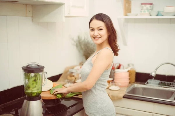 Mujer Feliz Mezcla Verduras Verdes Licuadora Mientras Prepara Cóctel Energético —  Fotos de Stock