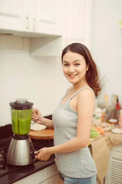 Овощной Смузи Женщина Смешивая Зеленые Коктейли Блендером Дома Кухне — стоковое фото