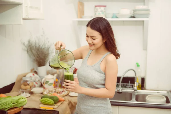 Mujer Feliz Vertiendo Cóctel Verde Una Taza Durante Dieta Desintoxicación —  Fotos de Stock