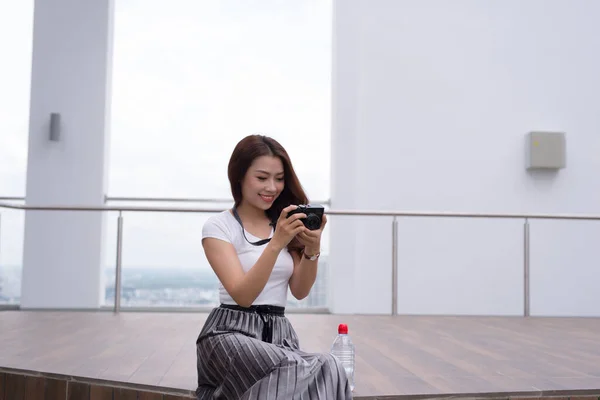 Mulher Tirando Uma Foto Usando Câmera Jovem Fotógrafo — Fotografia de Stock