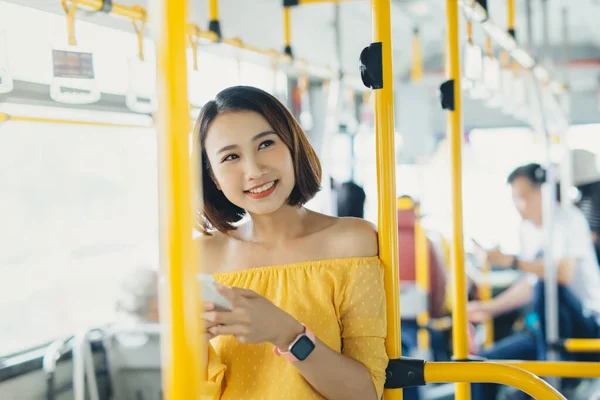 Sonriendo Hermosa Mujer Usando Teléfono Cuando Está Pie Autobús —  Fotos de Stock