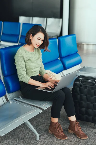 Νεαρή Γυναίκα Που Χρησιμοποιεί Φορητό Υπολογιστή Στο Αεροδρόμιο — Φωτογραφία Αρχείου