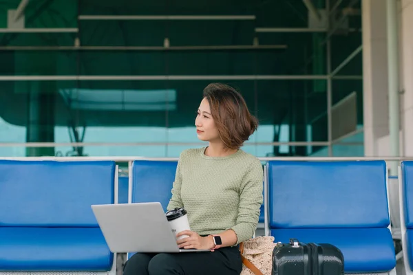 Επιχειρηματίας Που Εργάζονται Τον Υπολογιστή Στο Αεροδρόμιο Ενώ Πίνοντας Καφέ — Φωτογραφία Αρχείου