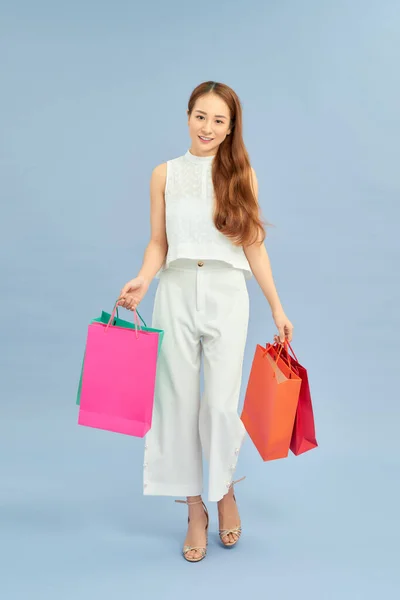 Счастливая Азиатская Женщина Улыбается Наслаждается Сумками Покупками — стоковое фото