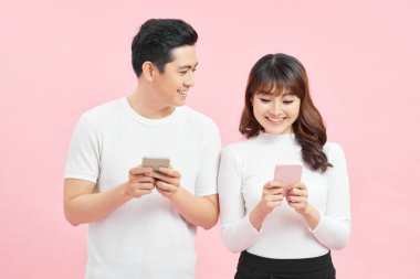 Birbirine aşık mutlu çiftler telefonlarla mesajlar yazar.