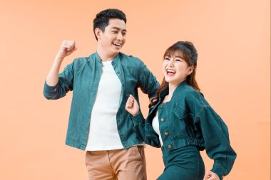 Mutlu gülümseyen çift renkli stüdyo arka planında etkin atlama yapıyor.,