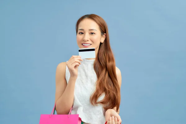 Joven Asiática Mujer Sobre Aislado Azul Fondo Celebración Bolsas Compras — Foto de Stock