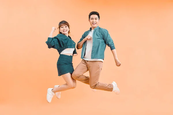 Gelukkig Glimlachen Paar Geïsoleerd Actief Springen Kleur Studio Achtergrond — Stockfoto