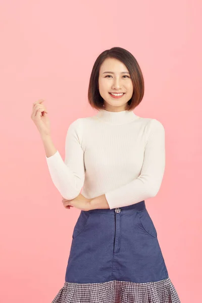Veselý Mladý Krásný Asijské Žena Ukazující Její Ruku Zatímco Stojí — Stock fotografie