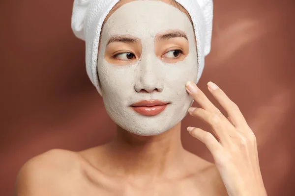 Concentre Mulher Aplicando Máscara Barro Seu Rosto — Fotografia de Stock